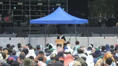 Suasana salat Jumat berjamaah di tengah festival musik Pestapora 2025 yang dipimpin langsung oleh Rhoma Irama.