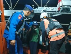 Sat Polairud Polres Ketapang dan Basarnas Evakuasi Nelayan Trouble Mesin