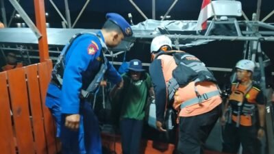 Sat Polairud Polres Ketapang dan Basarnas Evakuasi Nelayan Trouble Mesin