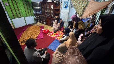 Seorang ibu rumah tangga tewas disambar petir saat dalam perjalanan pulang dari sawah di Desa Kuala Dua, Kubu Raya. Pihak kepolisian mengimbau warga untuk selalu berhati-hati saat cuaca ekstrem.