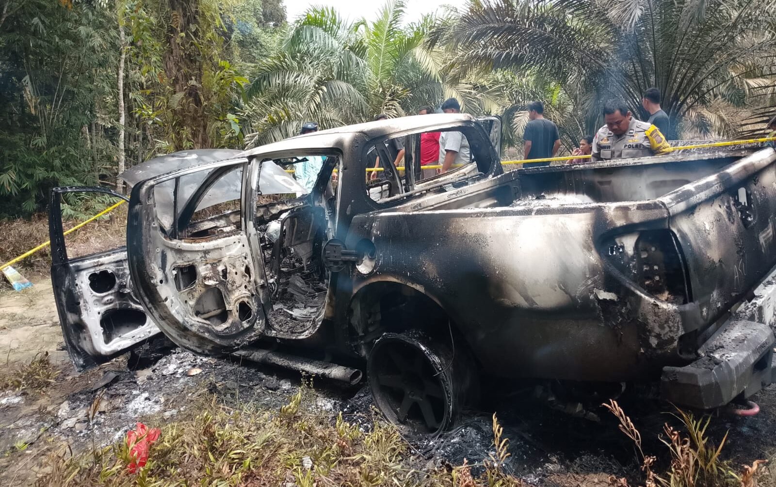 "Tim gabungan Ditnarkoba Polda Kalbar dan Polsek Tayan Hulu mengamankan mobil double cabin berpelat Malaysia yang hangus terbakar. Diduga, mobil tersebut sengaja dimusnahkan oleh pelaku untuk menghilangkan jejak. (Dok. Arya/Faktakalbar.id)"