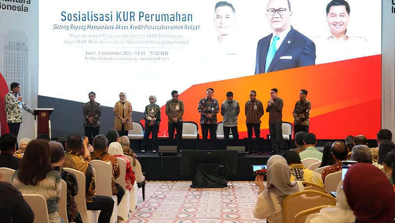 Para narasumber dan Ketua Umum Kadin Indonesia Anindya Bakrie saat sosialisasi KUR Perumahan yang diadakan di Jakarta.