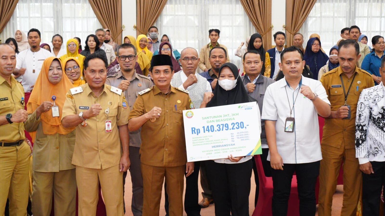 ⁠Wakil Wali Kota Pontianak Bahasan berfoto bersama peserta sosialisasi BPJS Ketenagakerjaan bagi pengurus yayasan pendidikan dan kepala sekolah swasta se-Kota Pontianak.