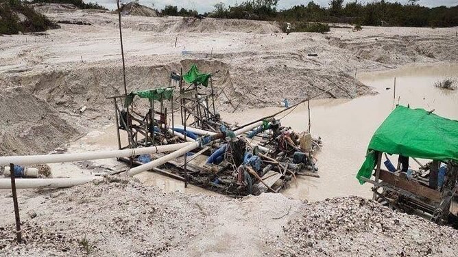 "Aktivitas tambang emas ilegal di Sintang merusak Sungai Kapuas. Warga geram dan mempertanyakan ketegasan hukum yang seolah tak menyentuh para pelaku."