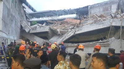 Tim SAR gabungan dibantu alat berat mengupayakan proses pencarian dan pertolongan terhadap korban di lokasi robohnya bangunan Pondok Pesantren Al Khoziny, Sidoarjo.