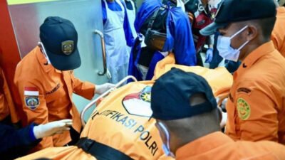 Tim SAR mengevakuasi satu jasad korban kecelakaan Helikopter BK117 D3 ke ruang identifikasi RS. Bhayangkara Banjarmasin. (Dok. Ist)