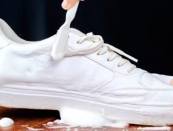 Cara Ampuh Membersihkan Sepatu Putih dari Noda Lumpur: Jangan Panik!