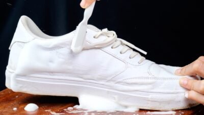 Cara Ampuh Membersihkan Sepatu Putih dari Noda Lumpur: Jangan Panik!