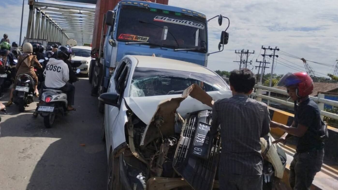 Kerusakan parah terlihat pada mobil putih usai terlibat kecelakaan beruntun di Jembatan Tol Kapuas, Pontianak.