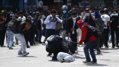Warga Nepal berkumpul di jalanan Kathmandu dalam unjuk rasa menentang korupsi dan kebijakan pemblokiran media sosial yang berujung bentrokan dengan aparat keamanan.