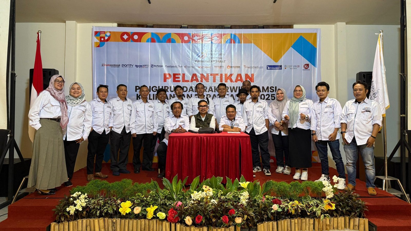 Wakil Ketua Umum AMSI Pusat, Upi Asmaradhana, berfoto bersama jajaran pengurus AMSI Kalimantan Barat setelah penutupan Rakerwil III di Qubu Resort, Kubu Raya.