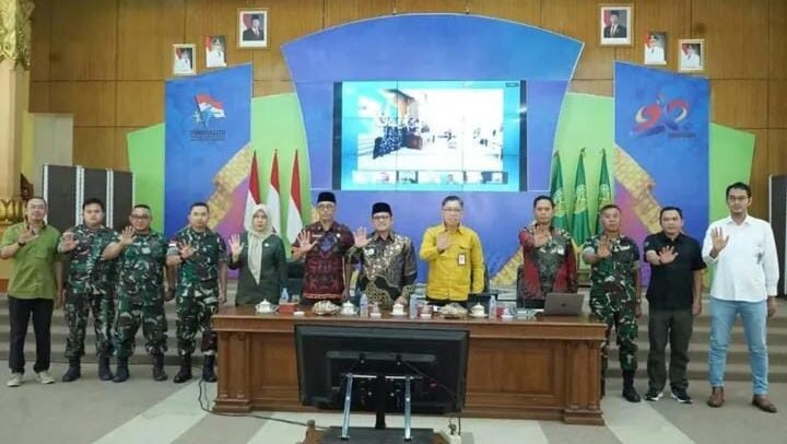 Wakil Bupati Sambas, Heroaldi Djuhardi Alwi, berfoto bersama para peserta Rapat Koordinasi terkait Penambahan Luas Tanam yang bertujuan mempercepat swasembada pangan di Sambas. (Dok. Pemkab Sambas)