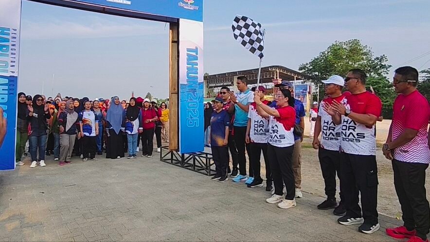 Wabup Susana secara simbolis melepas para peserta jalan sehat dalam rangka memperingati Haornas ke-42 tahun 2025 di Stadion Sabang Merah. (Dok. Ist)