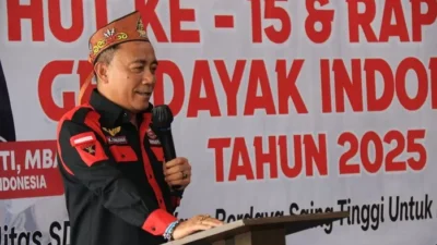 Wakil Gubernur Kalimantan Barat, Krisantus Kurniawan, saat menyampaikan sambutan dalam peringatan HUT ke-15 Gerdayak dan Rapimnas 2025 di Balikpapan.