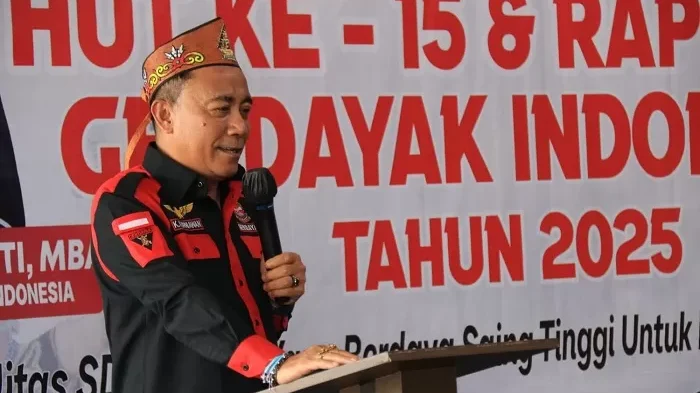 Wakil Gubernur Kalimantan Barat, Krisantus Kurniawan, saat menyampaikan sambutan dalam peringatan HUT ke-15 Gerdayak dan Rapimnas 2025 di Balikpapan.