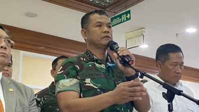 Wakil Panglima TNI Jenderal Tandyo Budi Revita memberikan keterangan pers di Kompleks Parlemen Senayan, Jakarta, Senin (1/9/2025).