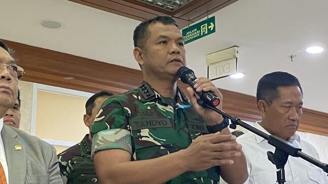 Wakil Panglima TNI Jenderal Tandyo Budi Revita memberikan keterangan pers di Kompleks Parlemen Senayan, Jakarta, Senin (1/9/2025).