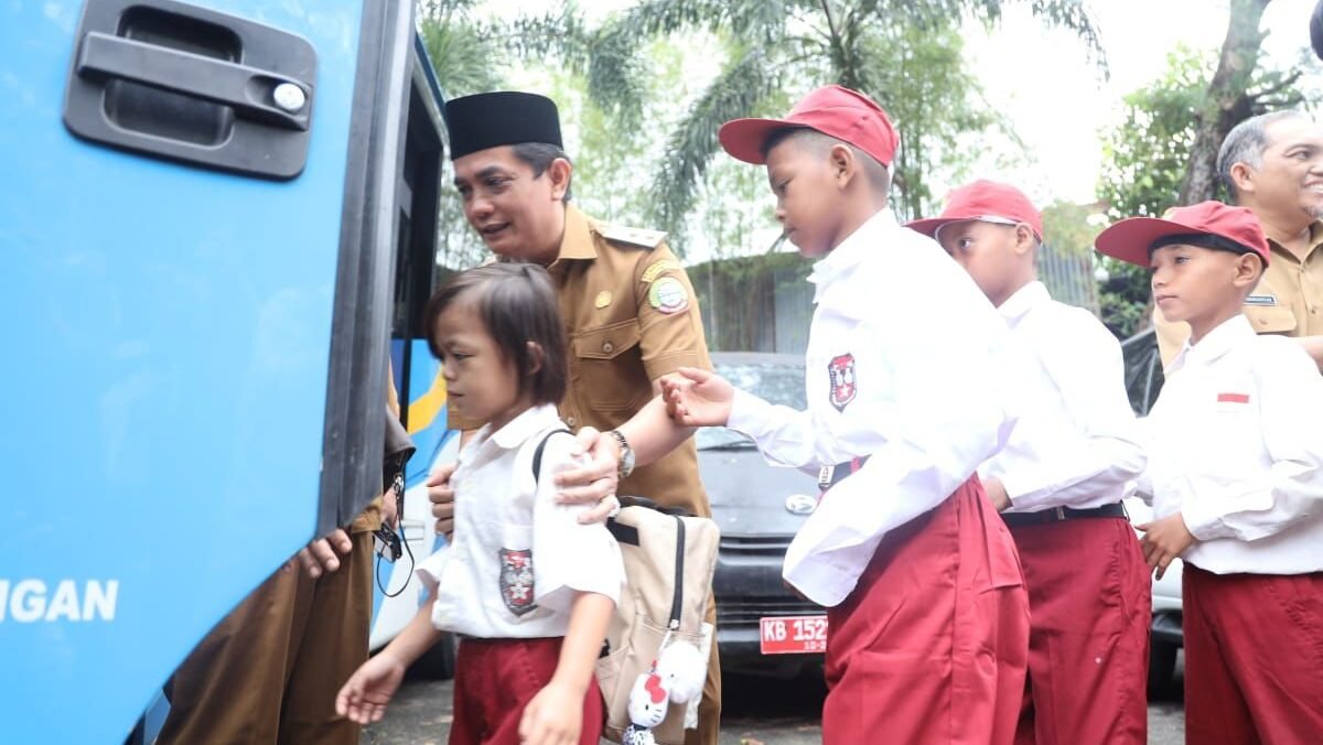 Wakil Wali Kota Pontianak Bahasan mengantar keberangkatan siswa-siswi Sekolah Rakyat.