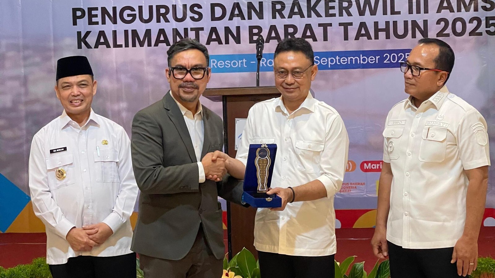 Wali Kota Pontianak Edi Rusdi Kamtono menerima cenderamata dari Wakil Ketua AMSI, Upi Asmaradhana.