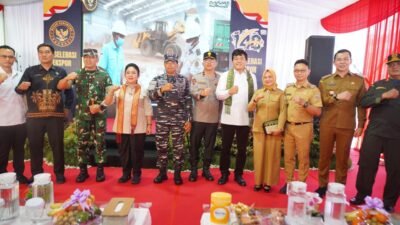 Wali Kota Pontianak Edi Kamtono bersama pejabat lainnya saat pelepasan ekspor perdana kratom dan ikan arwana di Pelabuhan Dwikora, Selasa (30/9/2025).