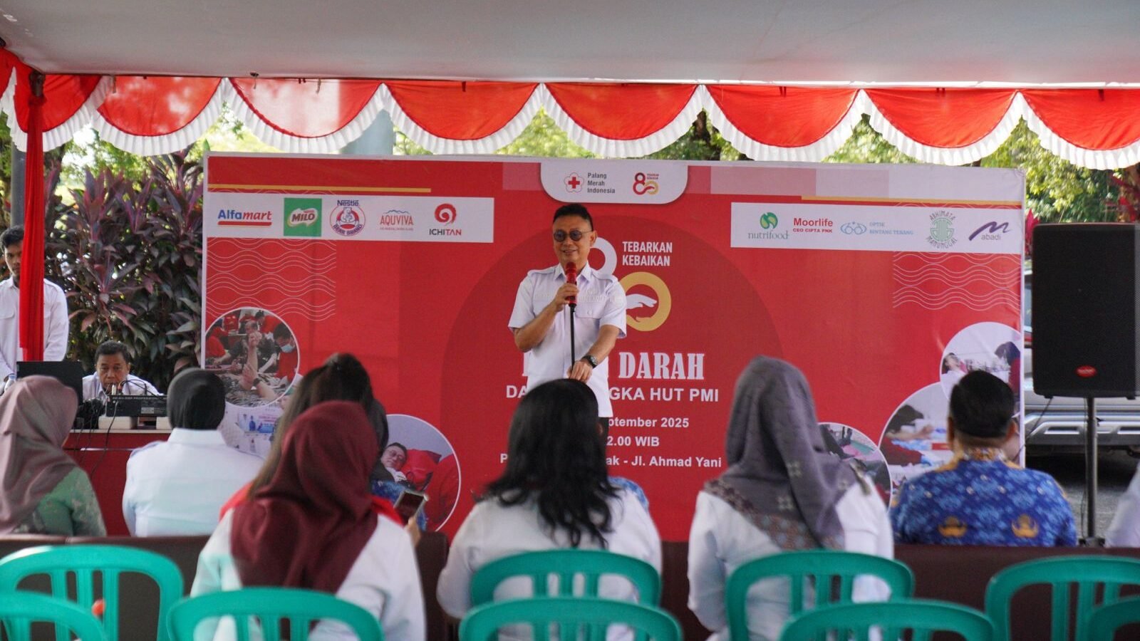 Wali Kota Pontianak, Edi Rusdi Kamtono, memberikan sambutan dalam acara HUT ke-80 PMI di Kota Pontianak. Peringatan ini diisi dengan kegiatan donor darah massal yang menargetkan 300 kantong darah.