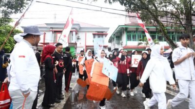 Wali Kota Pontianak Edi Rusdi Kamtono melepas rombongan pawai karnaval dalam rangka Perayaan HUT ke-80 PMI Pontianak di Jalan Ahmad Yani, Minggu (21/9/2025).