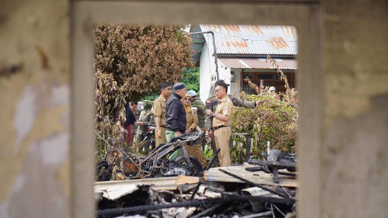Wali Kota Pontianak Edi Rusdi Kamtono berbincang dengan pemilik rumah.