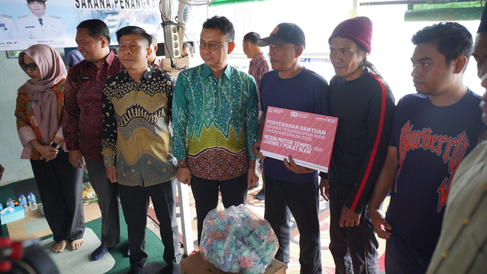 Wali Kota Pontianak, Edi Rusdi Kamtono, secara simbolis menyerahkan bantuan mesin motor tempel dan pukat kepada salah satu perwakilan kelompok nelayan di Kecamatan Pontianak Barat. Bantuan ini diberikan untuk meningkatkan kesejahteraan nelayan di wilayah tersebut.