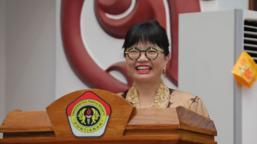 Wakil Menteri Pendidikan Tinggi, Sains, dan Teknologi (Wamendiktisaintek), Stella Christie, tersenyum saat menyampaikan Orasi Ilmiah mengenai peran AI untuk kemanusiaan di Wisuda ke-37 Universitas Panca Bhakti, Pontianak.