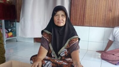 Ibu Novika Sari, Lili Sumanti.  Keluarga Novika Sari mendesak polisi untuk mengusut tuntas kematiannya yang penuh kejanggalan. Simak kejanggalan yang ditemukan pihak keluarga dalam kasus ini. (Dok. Ist)