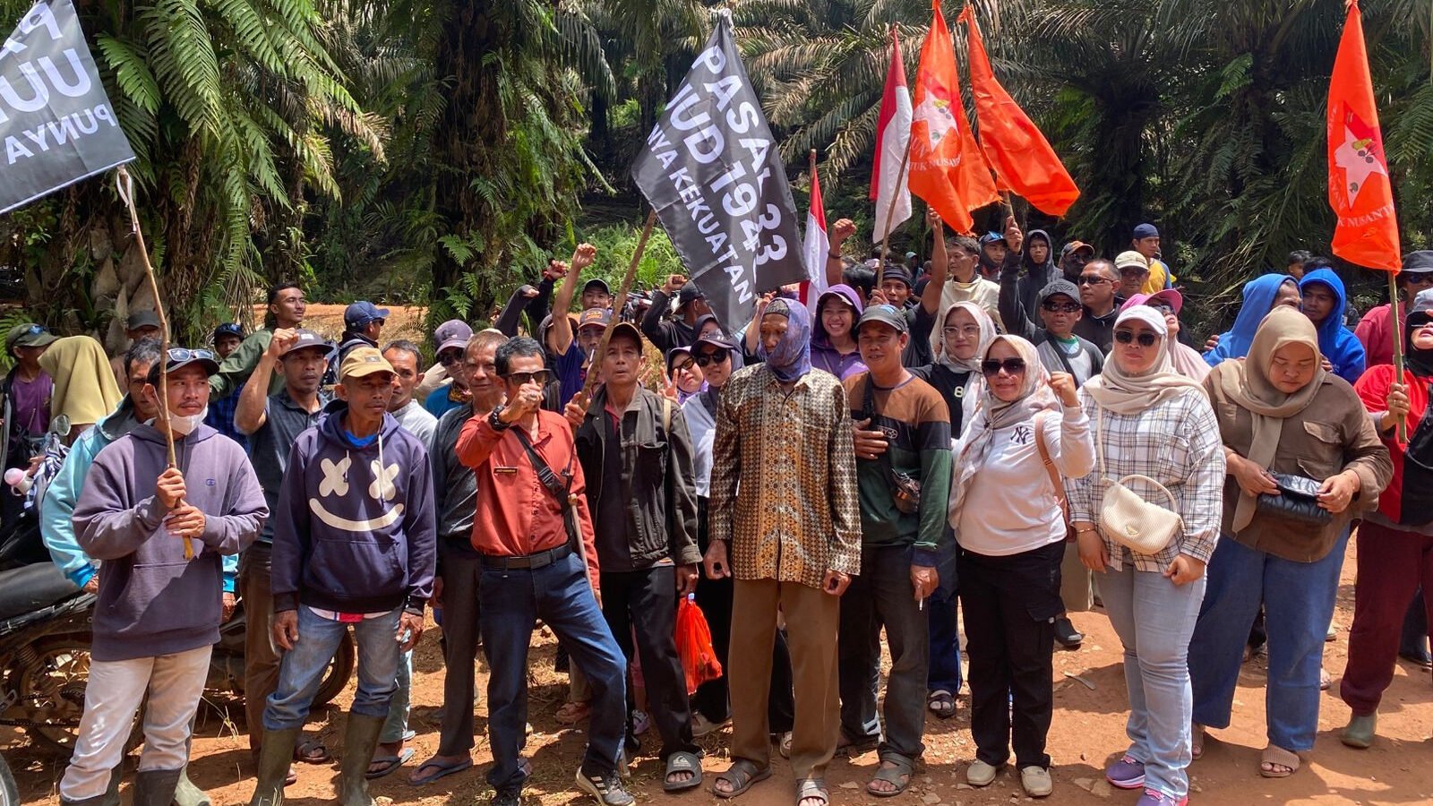 Ratusan warga Desa Teluk Bayur membentangkan spanduk bertuliskan "Pasal 33 UUD 1945 PUNYA #KEKUATAN" saat melakukan aksi pendudukan lahan di wilayah konsesi PT. Prakarsa Tani Sejati.