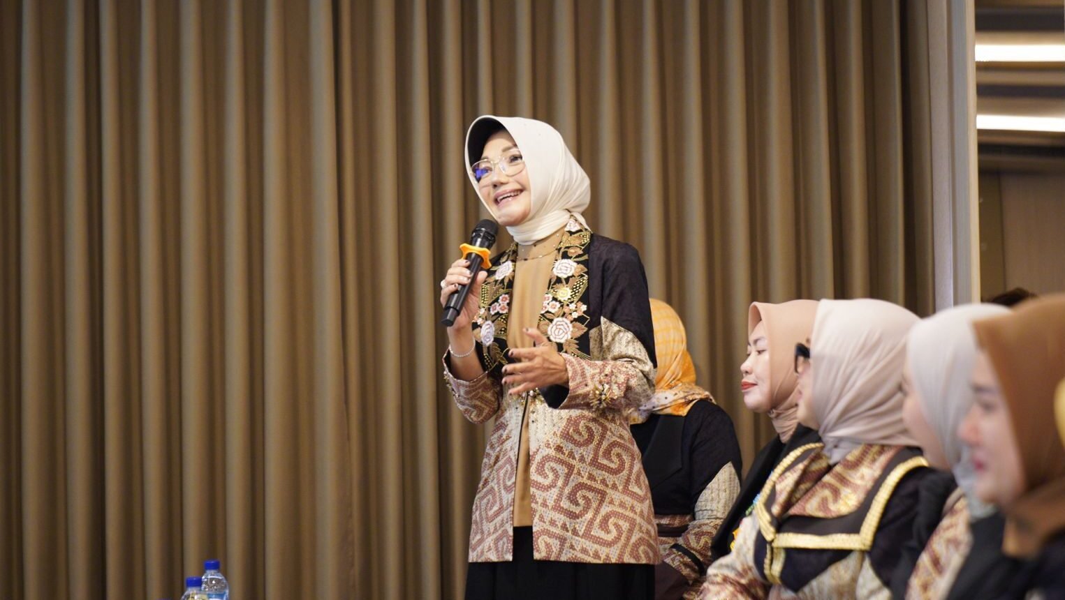 Ketua TP-PKK Kota Pontianak Yanieta Arbiastutie Kamtono saat menghadiri pertemuan dengan TP-PKK kota se-Kalimantan pada Muskomwil V APEKSI Regional Kalimantan.