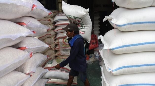 'Data mengejutkan: 29.000 ton beras Bulog turun mutu dan 1,45 juta ton menumpuk di gudang. Simak alasan dan langkah pemerintah mengatasinya."