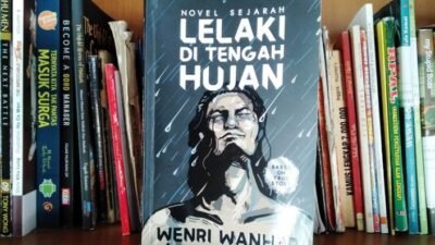 "Temukan 3 buku terbaik karya Wenri Wanhar, termasuk "Lelaki di Tengah Hujan", yang mengupas tuntas sejarah kelam dan perjuangan aktivis di Indonesia dengan narasi mendalam."