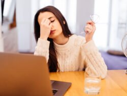 3 Alasan Ilmiah Mengapa Menatap Laptop Terlalu Lama Bisa Memicu Mual