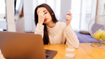 "Merasa mual setelah lama bekerja di depan laptop? Ini bukan imajinasi Anda. Kenali 3 penyebab ilmiahnya, mulai dari ketegangan mata hingga mabuk gerakan digital. "