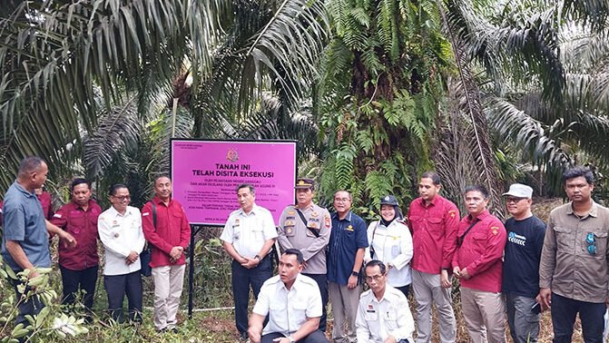 "Kejagung dan Satgas PKH berhasil mengambil alih 3,4 juta hektare lahan sawit ilegal. Lahan diserahkan ke PT Agrinas, namun memicu kekhawatiran konflik dengan masyarakat. "