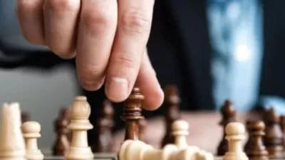 "Ingin mulai menang bermain catur dan tidak hanya sekadar memindahkan bidak? Pelajari 4 jurus jitu ini, mulai dari menguasai pusat hingga tak-tik mematikan."