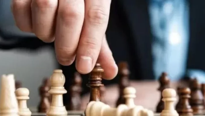 "Ingin mulai menang bermain catur dan tidak hanya sekadar memindahkan bidak? Pelajari 4 jurus jitu ini, mulai dari menguasai pusat hingga tak-tik mematikan."