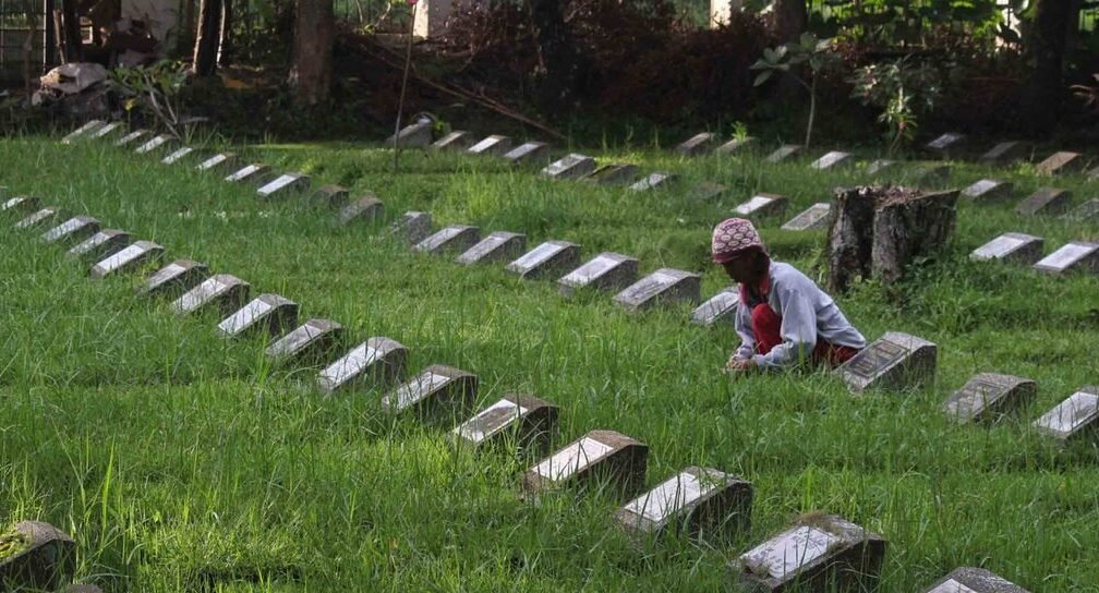 "Merasa rindu pada orang yang sudah meninggal? Temukan 5 cara menenangkan untuk mengubah rasa sakit menjadi kenangan manis dan melanjutkan hidup dengan damai."