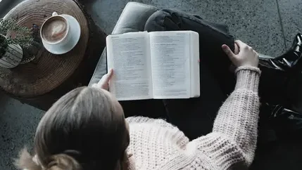 "Sering mendengar istilah TBR, DNF, atau book hangover? Kenali 5 istilah populer yang wajib diketahui para pencinta buku agar makin akrab dengan komunitas."