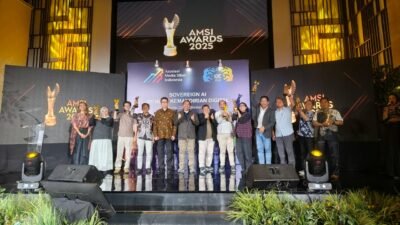 Para perwakilan dari media pemenang penghargaan berfoto bersama dalam malam penganugerahan AMSI Awards 2025 yang digelar di The Hub Sinarmas Land, Jakarta, Kamis (23/10/2025) malam.