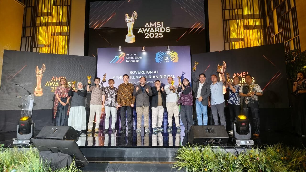 Para perwakilan dari media pemenang penghargaan berfoto bersama dalam malam penganugerahan AMSI Awards 2025 yang digelar di The Hub Sinarmas Land, Jakarta, Kamis (23/10/2025) malam.