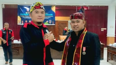 Ketua DAD Mempawah, Adrianus Marsel (kiri), bersama Ketua Laskar Sakera, Herman Habibullah (kanan), saat menyerukan pesan damai untuk menjaga keharmonisan di Kalimantan Barat.