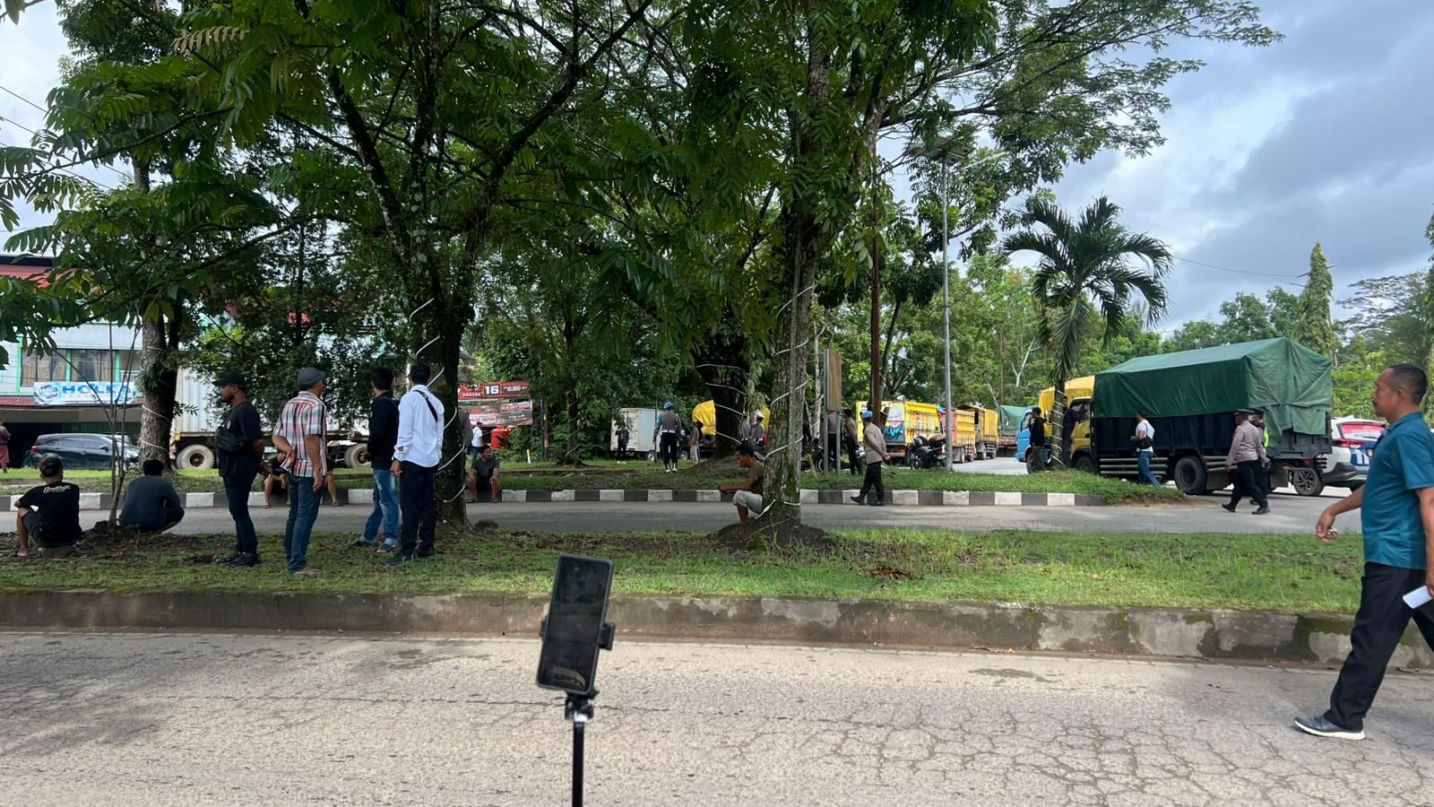 Suasana saat massa menggelar aksi damai di Bundaran Ali Anyang, Kubu Raya, untuk memprotes kelangkaan BBM pada Kamis (16/10/2025).