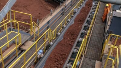 Aktivitas penambangan bijih bauksit di salah satu lokasi tambang di Indonesia. Inalum berencana melakukan akuisisi tambang bauksit milik Antam di Kalimantan Barat untuk mengamankan pasokan bahan baku smelter.