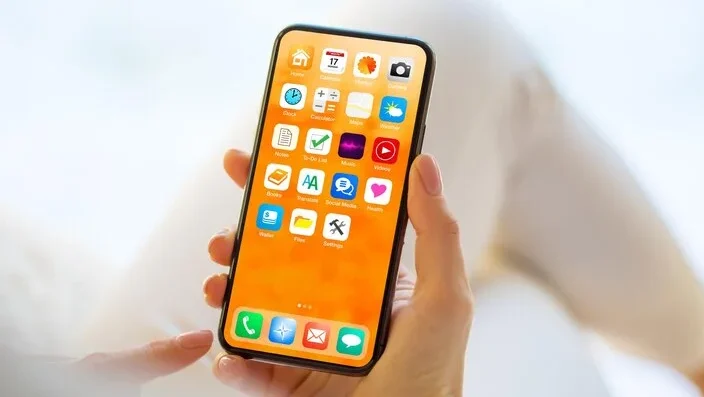 "Merasa cemas atau lelah mental? Menjauh dari HP (detoks digital) bisa jadi solusinya. Simak 4 alasan mengapa mengurangi waktu layar membuat Anda lebih bahagia."