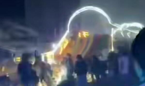 "Insiden wahana pasar malam di Kecamatan Air Upas, Ketapang, ambruk pada Jumat (17/10/2025). Sejumlah pengunjung menjadi korban dan telah mendapat penanganan medis."