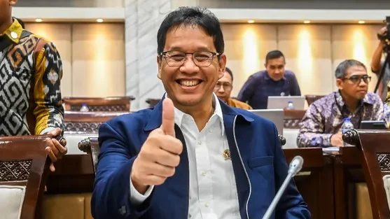 "Setelah puluhan pegawai pajak dipecat, Purbaya Yudhi Sadewa kini mengancam akan menerapkan sanksi serupa bagi pegawai 'nakal' di Bea Cukai, diimbangi janji insentif."