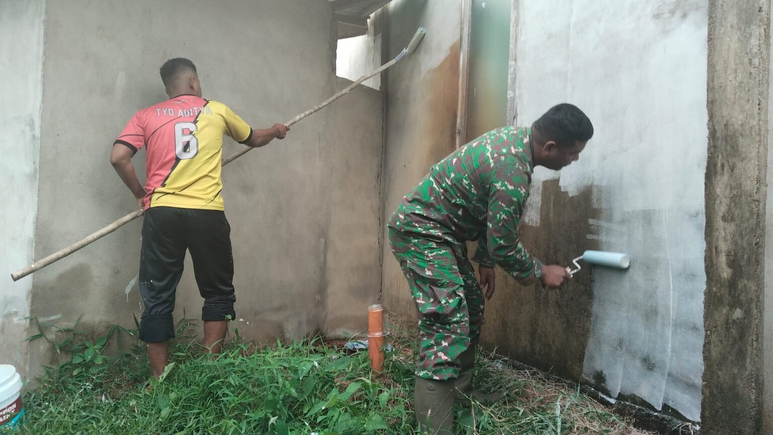 Anggota Satgas TMMD ke-126 Kodim 1207/Pontianak dan warga Desa Pal IX bergotong royong saat melakukan pengecatan Masjid Nahdlatul Ulum di Kecamatan Sungai Kakap, Kubu Raya, Selasa (14/10/2025).